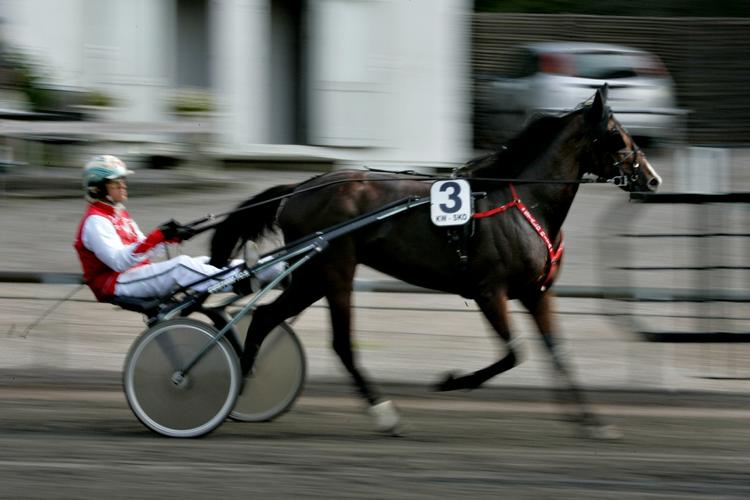 Jeppe Juel, der her dyster med Lyon N i Dansk Trav Derby 2007, er favorit til at vinde DM for travheste med Inzaghi. Arkivfoto. 