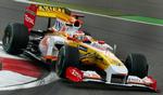 Fernando Alonso havde fart på sin Renault og starter forrest, når  det ungarske grandprix på Hungaroring skydes i gang søndag. Arkivfoto. 