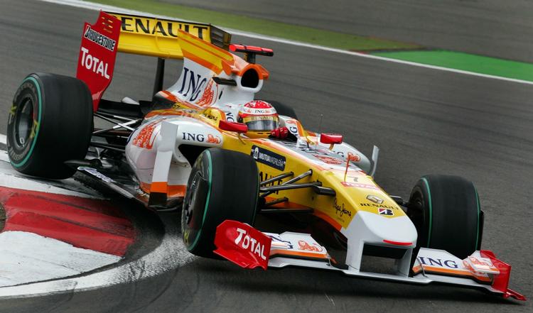 Fernando Alonso havde fart på sin Renault og starter forrest, når  det ungarske grandprix på Hungaroring skydes i gang søndag. Arkivfoto. 