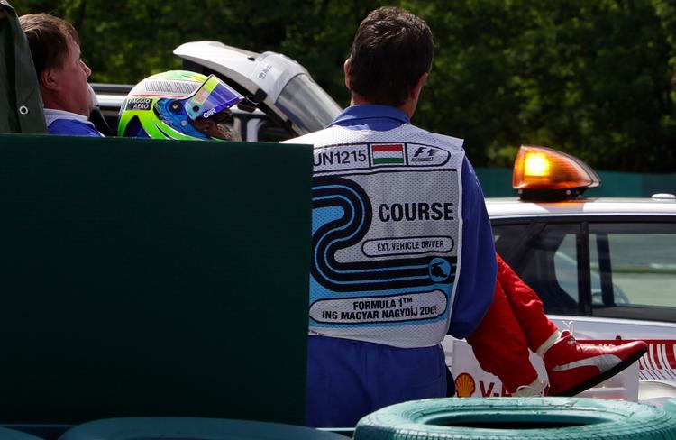 Felipe Massa måtte hjælpes ud af sin bil og bæres over på en båre. 