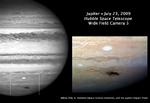 Hubble-teleskopets billeder af nedslagsstedet  - det mørke område - på Jupiters overflade. 