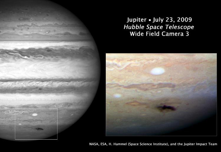 Hubble-teleskopets billeder af nedslagsstedet  - det mørke område - på Jupiters overflade. 
