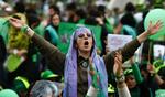 En iransk kvinde demonstrerer til støtte for Mir Hossein Mousavi, som Revolutionsgarden vil have straffet efter uroen i Iran. Arkivfoto 