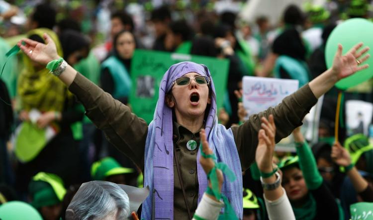 En iransk kvinde demonstrerer til støtte for Mir Hossein Mousavi, som Revolutionsgarden vil have straffet efter uroen i Iran. Arkivfoto 