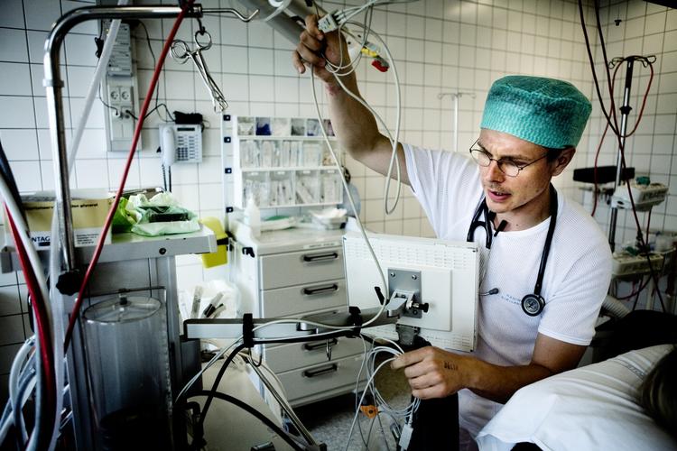 Fire ud af ti af de yngre læger til at føle, at det i de seneste tre år er blevet sværere at sikre kvaliteten af deres eget arbejde. 