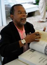 Professor Henry Louis Gates tager imod dem amerikanske præsidents invitation til en øl sammen med en politibetjent fra Gates' hjemby. Arkivfoto. 