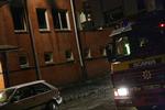 Brandbil foran den udbrændte lejlighed i Rinkeby. 