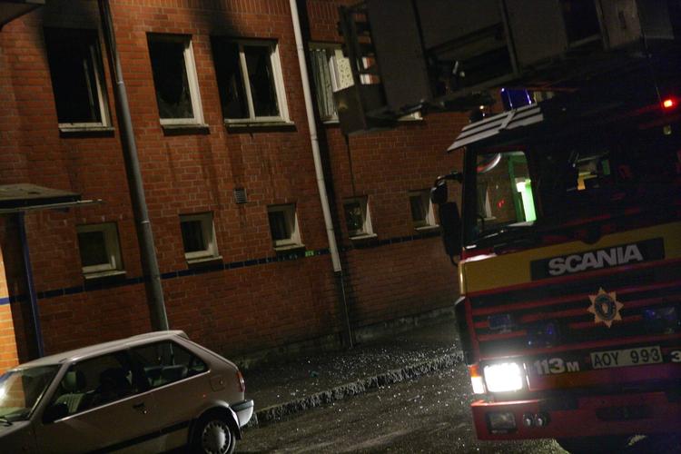 Brandbil foran den udbrændte lejlighed i Rinkeby. 