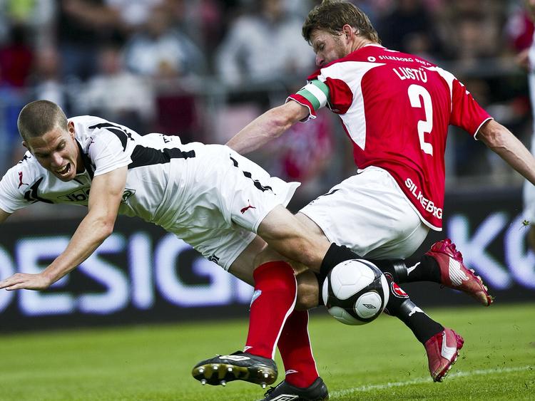 Jonas Borring og Steven Lustü i duel, da Silkeborg besejrede FC Midtjylland. 