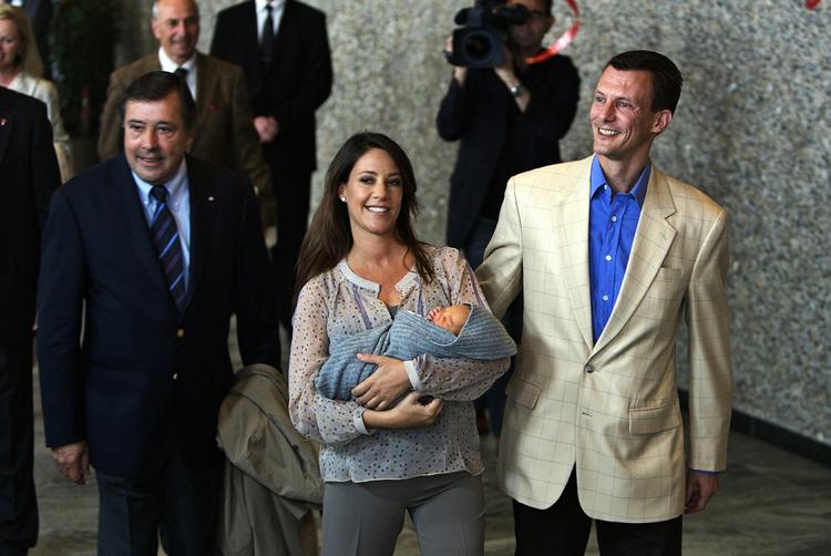 Prinsesse Marie og prins Joachim, da de forlod Rigshospitalet med deres nyfødte søn. Arkivfoto. 