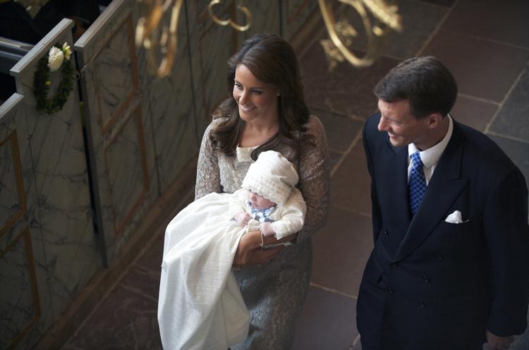 Prins Joachim og prinsesse Marie med deres lille søn på vej ind i Møgeltønder Kirke. 