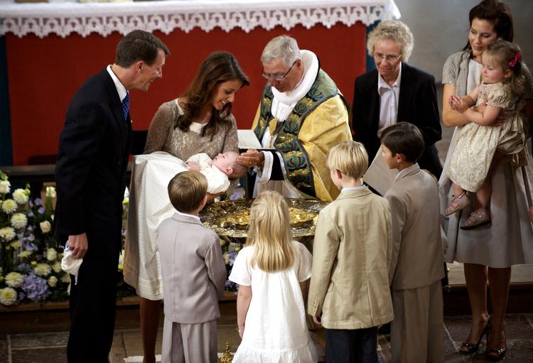 Kongelig konfessionarius, biskop Erik Norman Svendsen forrettede dåbshandlingen, da Prins Joachim og Prinsesse Marie søn søndag fik navnet Henrik Carl Joachim Alain. 