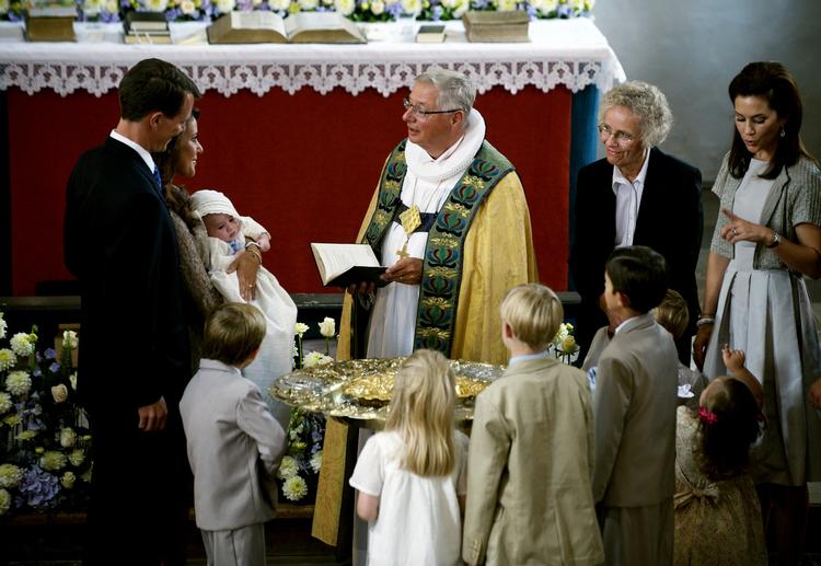 Kronprinsesse Mary måtte tysse på Prinsesse Isabella under dåben. 