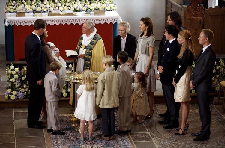 Kongelig konfessionarius, biskop Erik Norman Svendsen forrettede dåbshandlingen, da prins Joachim og prinsesse Maries søn søndag blev døbt i Møgeltønder Kirke. Den lille prins fik navnet: Henrik Carl Joachim Alain. Her kigges der på af prins Felix, komtesse Ingrid von Pfeil, grev Richard von Pfeil, prins Nikolai og kronprinsesse Mary med prinsesse Isabella og prins Christian. Her står fadderne i baggrunden: Benjamin Grandet, Charles Cavallier, Britt Davidsen Siesbye og Christian Scherfig. 