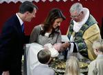 Biskop Erik Norman Svendsen forrettede dåbshandlingen, da prins Joachim og prinsesse Maries søn søndag blev døbt i Møgeltønder Kirke. Her kigger der prins Felix, komtesse Ingrid von Pfeil og grev Richard von Pfeil nærmere på dåben.. 