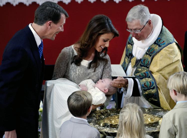 Biskop Erik Norman Svendsen forrettede dåbshandlingen, da prins Joachim og prinsesse Maries søn søndag blev døbt i Møgeltønder Kirke. Her kigger der prins Felix, komtesse Ingrid von Pfeil og grev Richard von Pfeil nærmere på dåben.. 