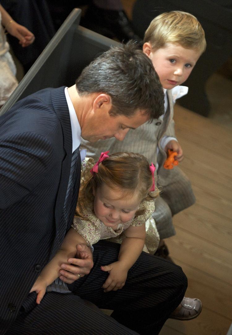 Kronprins Frederik med prinsesse Isabella og prins Christian. 