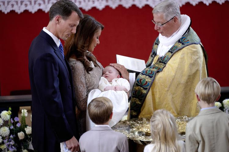 Kongelig konfessionarius, biskop Erik Norman Svendsen, døber kongehusets yngste medlem, lille prins Henrik Carl Joachim Alain. 