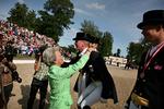 Prinsesse Nathalie zu Sayn Wittgenstein får hængt DM-guldet om halsen af sin mor, prinsesse Benedikte. 