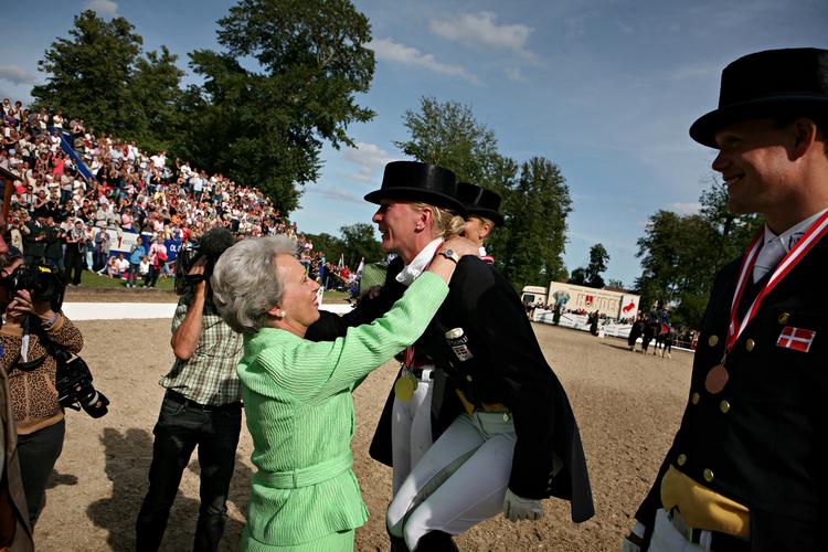 Prinsesse Nathalie zu Sayn Wittgenstein får hængt DM-guldet om halsen af sin mor, prinsesse Benedikte. 