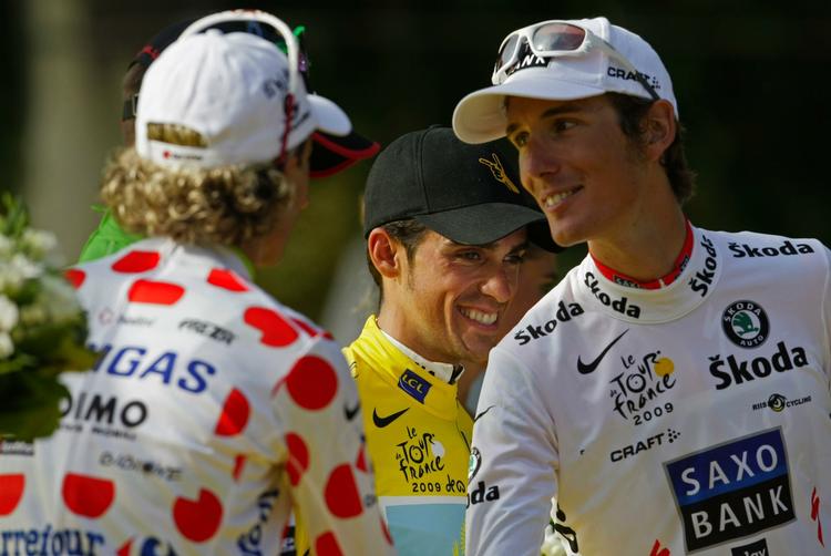 Andy Schleck, der her hilser på vinderen af den prikkede bjergtrøje, Fraco Pellizotti, har fået smag for Tour-podiet. 