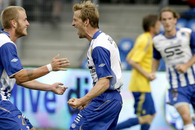 Begge Esbjergs mål blev scoret af Peter Nymann (tv.), der her deler glæden med Mikkel Vendelbo. 