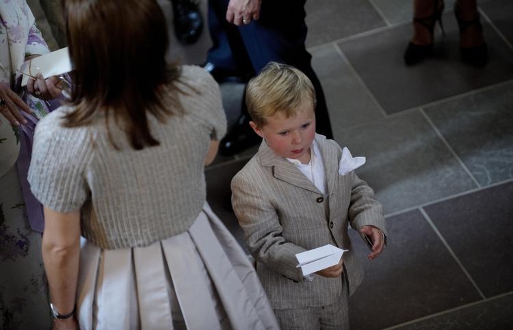 Prins Christian ankom med en papirflyver i hånden. 