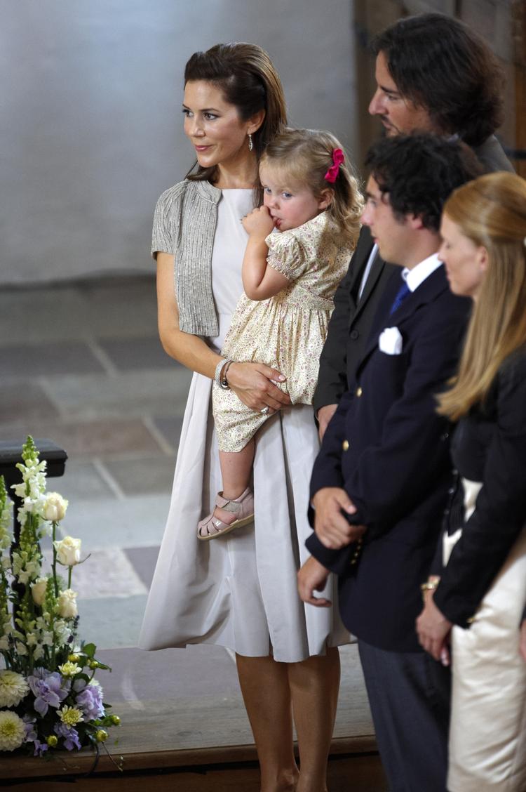 Prinsesse Isabella kom op på mors arm under dåben. 