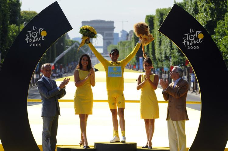 Alberto Contador lod sig ikke vælte af podiets øverste trin på sidste etape til Paris. 