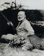 Ernest Hemingway, fotograferet i 1953 med en nedlagt leopard. Arkivfoto: Earl Theisen/AP 