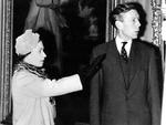 Anthony Blunt arbejdede i en årrække for den engelske dronning Elizabeth og blev slået til ridder, selv om han havde spioneret for russerne. Først i 1979 blev han afsløret og frataget sin riddertitel. Arkivfoto af dronningens besøg på Courtauld institute of Art, hvor Blunt arbejdede. 