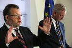 Islands udenrigsminister Ossur Skarphedinsson sammen med sin svenske kollega, Carl Bildt, fotograferet i torsdags, hvor Island indgav sin ansøgning om optagelse i EU. 