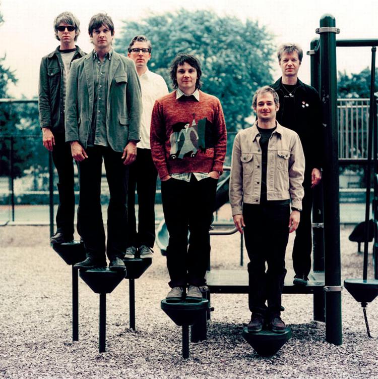 Som det ses på billedet, er det ikke noget problem for Jeff Tweedy i centrum for Wilco at holde sig rank og på toppen, fordi gruppen er særdeles velkørende. 