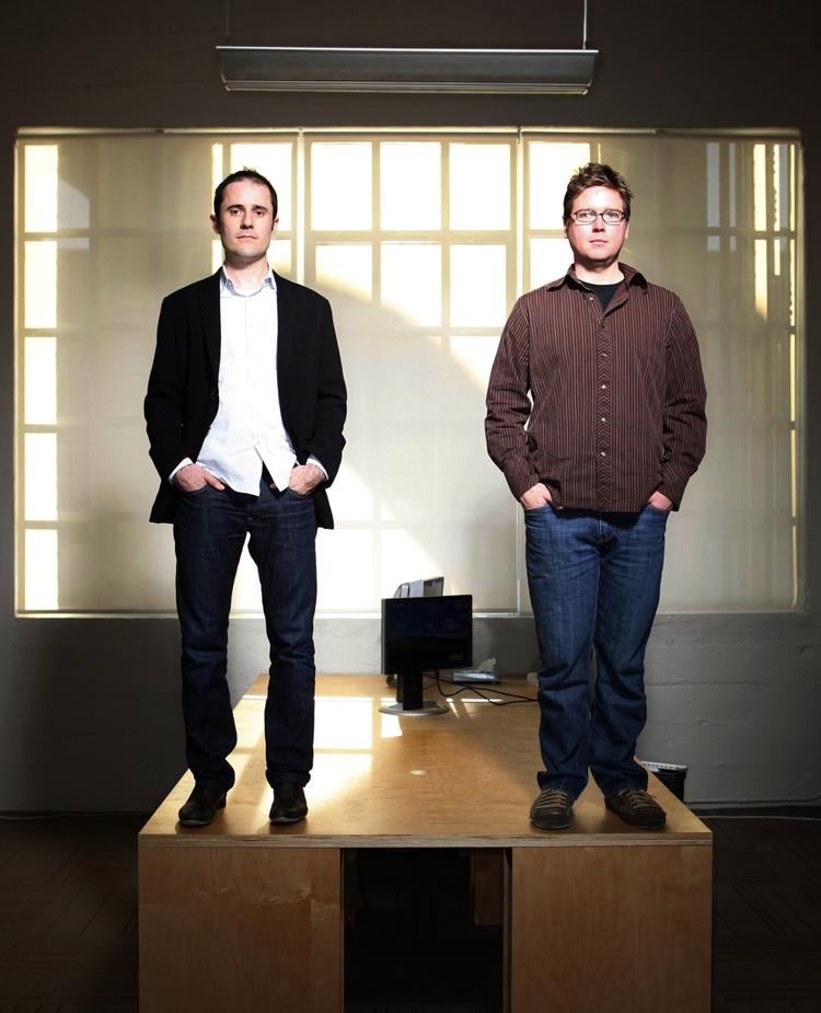 Mændene bag Twitter, Evan Wilson (tv.) og Biz Stone, mener selv, at de bidrager til hele klodens udvikling. Foto: Jeff Chiu 