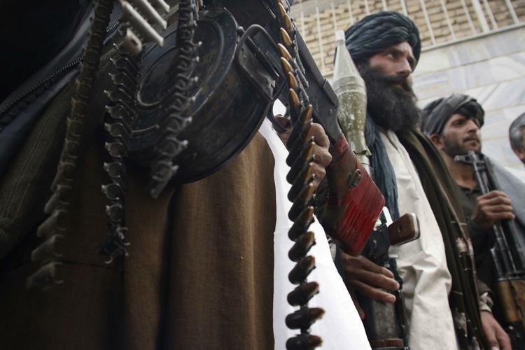 Tidligere Taleban-krigere afleverede deres våben ved en ceremoni i Herat i marts. 