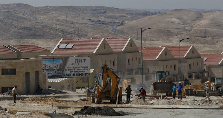 Palæstinensiske arbejdere i fuld gang med at udvide den jødiske bosættelse Maaleh Adumim på Vestbredden. 