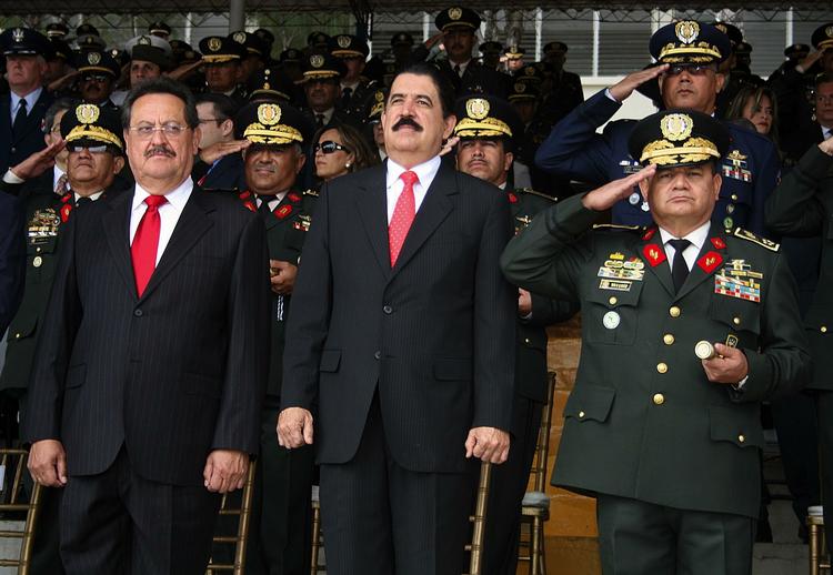 På dette foto fra marts ses general Romeo Vasquez (th.) ved siden Manuel Zelaya, der var Honduras' præsident, indtil generalen afsatte ham. 