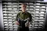 I sin sommerferie ønsker John Fellow at læse »Noget, der sætter vor tid i relief, ferie eller ej«. 