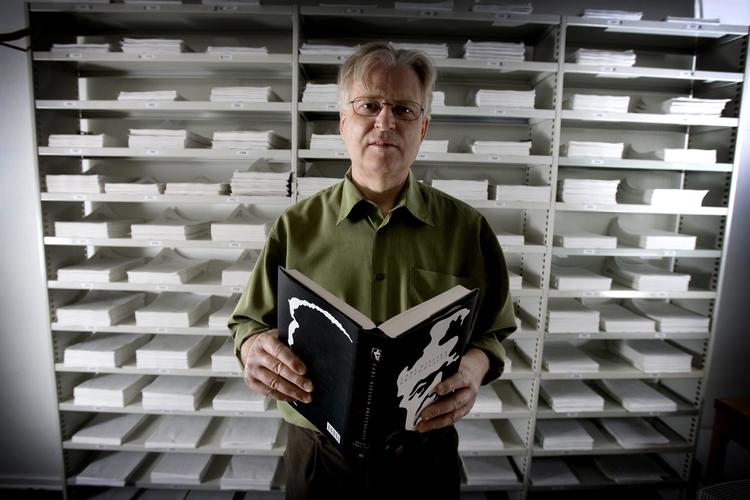 I sin sommerferie ønsker John Fellow at læse »Noget, der sætter vor tid i relief, ferie eller ej«. 