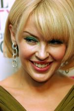 Kylie Minogues uendelige smil har fulgt hende i udviklingen fra naboens pæne datter til hovedperson i ekstravagante Las Vegas-showkoncerter. Foto: Nathan Strange/AP 