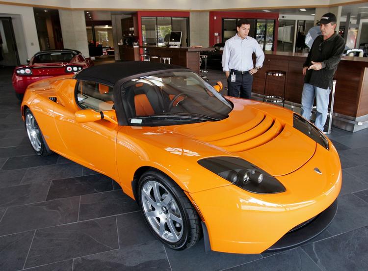 Tesla Roadster i et salgslokale i Californien. Det er nok her, den skal finde de fleste købere. 