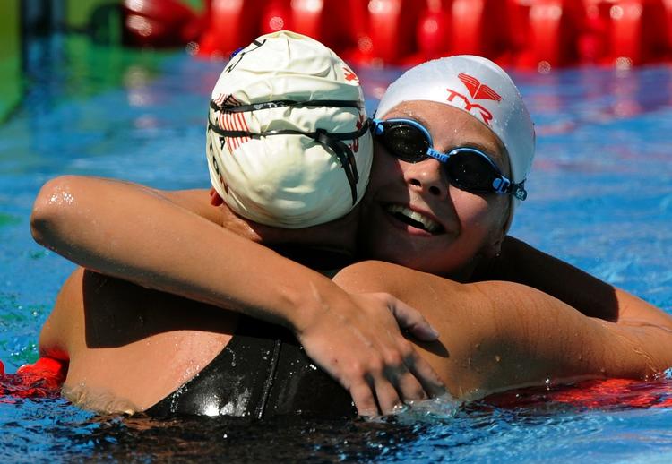 Lotte Friis fejrer, at hun er i finalen i 1500-meter fri ved VM i svømning i Rom. 
