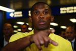 Samuel Eto'o i Milano lufthavn før lægetjek hos Inter. 