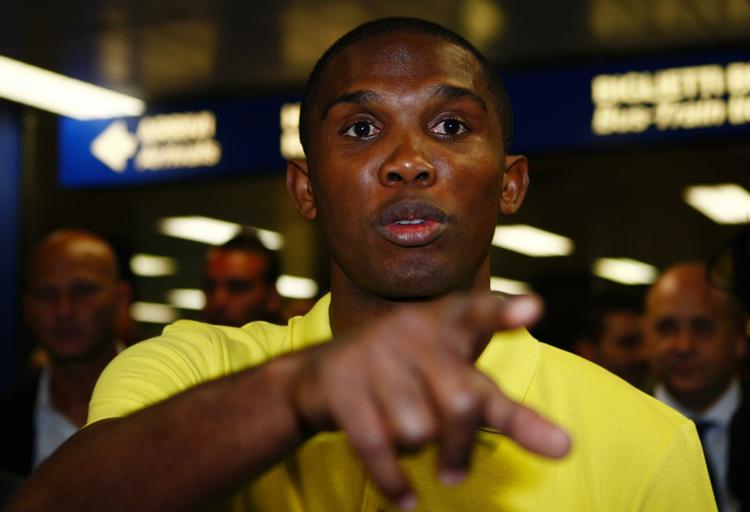 Samuel Eto'o i Milano lufthavn før lægetjek hos Inter. 