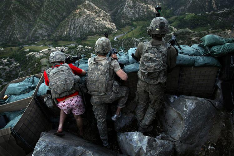 Amerikanerne vil ikke længere oplyse, hvor mange Taleban-folk, der slår ihjel i Afghanistan. Billedet viser soldater, der tager position efter at være blevet beskudt af Taleban. Soldaten yderst til højre i lyserøde 'I Love NY' boksershorts, blev vækket og nåede ikke at få uniform på. 