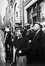 Moskovitter lytter til Stalinstyrets bekendtgørelse om det tyske angreb på Sovjetunionen. Gorkijgaden 22. juni 1941. Foto: RIA Novosti 