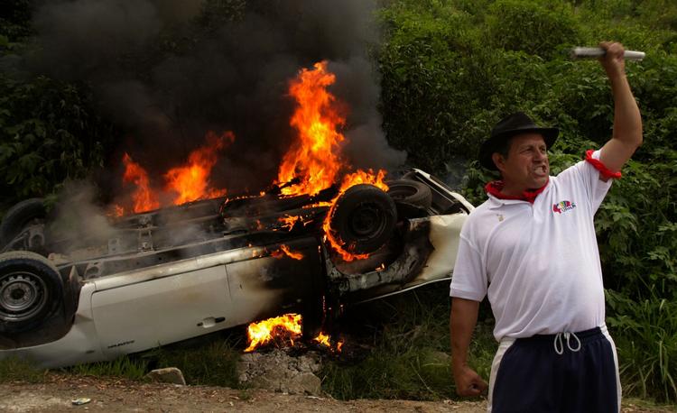 En tilhænger af Honduras' afsatte præsident, Manuel Zelaya, protesterer. Mord, tortur og bombeattentater er nu dagligdag efter kuppet. Arkivfoto. 