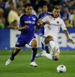 David Beckham i kampen mod Kansas City Wizard, hvor han senere kom op at toppes med en tilskuer. Arkivfoto. 