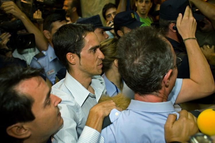 Alberto Contador fik en kongelig modtagelse, da han ankom til Madrid efter Tour de France-sejren. 