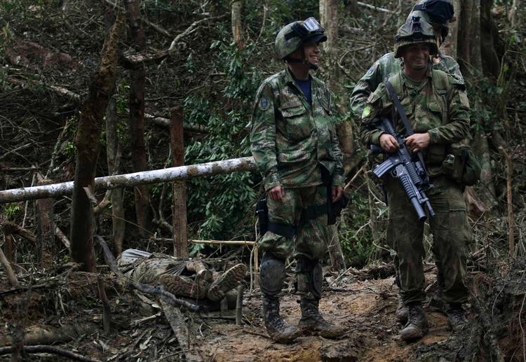 Columbiansk militær kæmper fortsat mod oprørsbevægelsen Farc i den colombianske regnskov. Nu viser det sig, at granatangreb stammede fra svenske våben. Arkivfoto. 